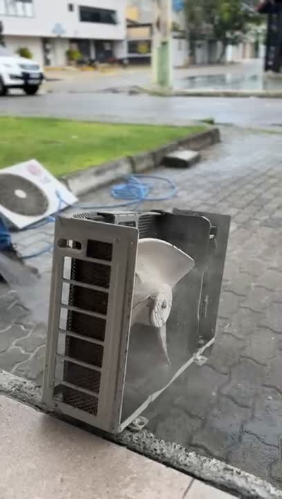 Unidade externa de ar-condicionado instalada de forma improvisada
