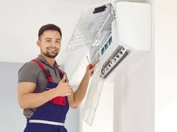 Técnico instalando ar-condicionado